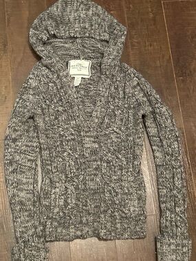 Heritage Hooded Cable Knit Sweater - Gray